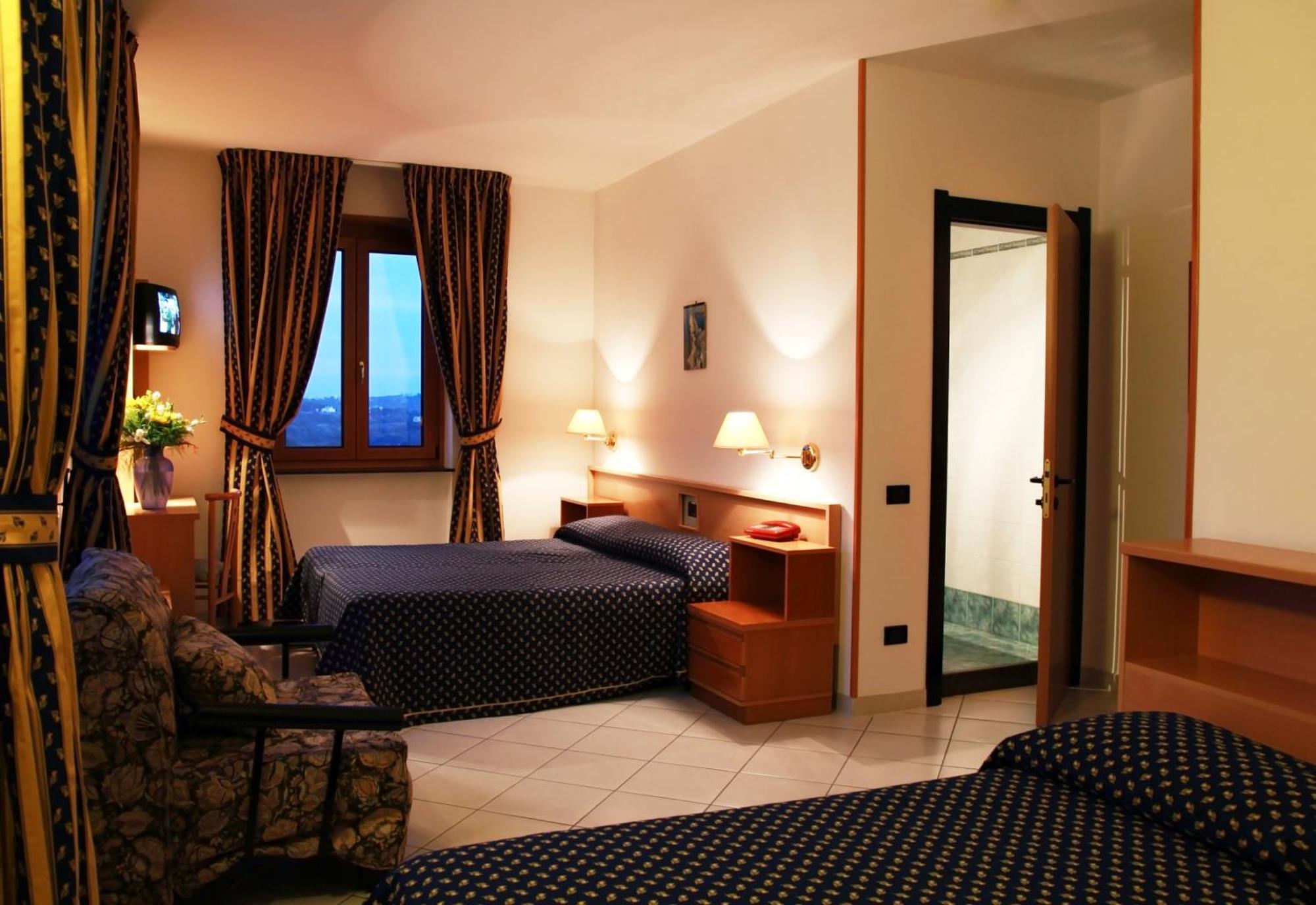 Hotel Lo Smeraldo Cisternino Kültér fotó