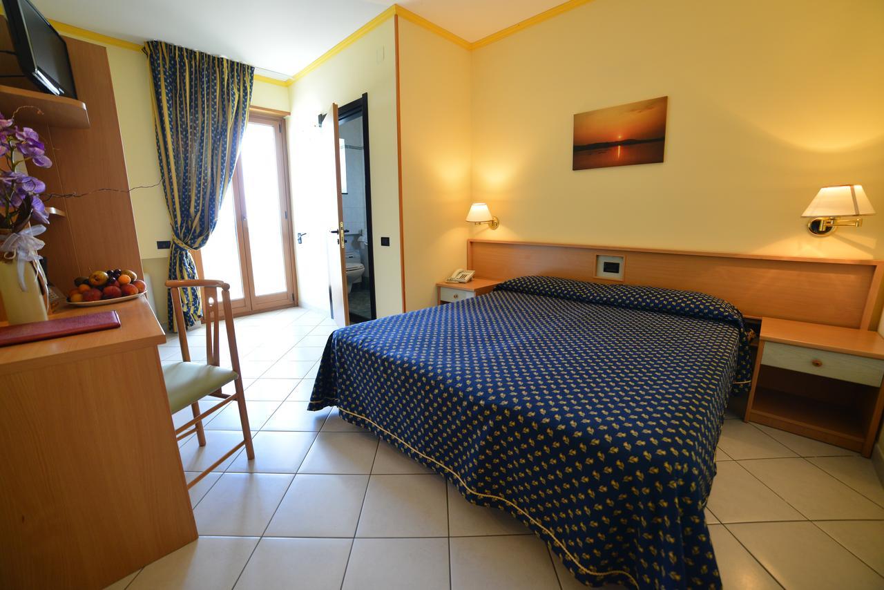 Hotel Lo Smeraldo Cisternino Kültér fotó