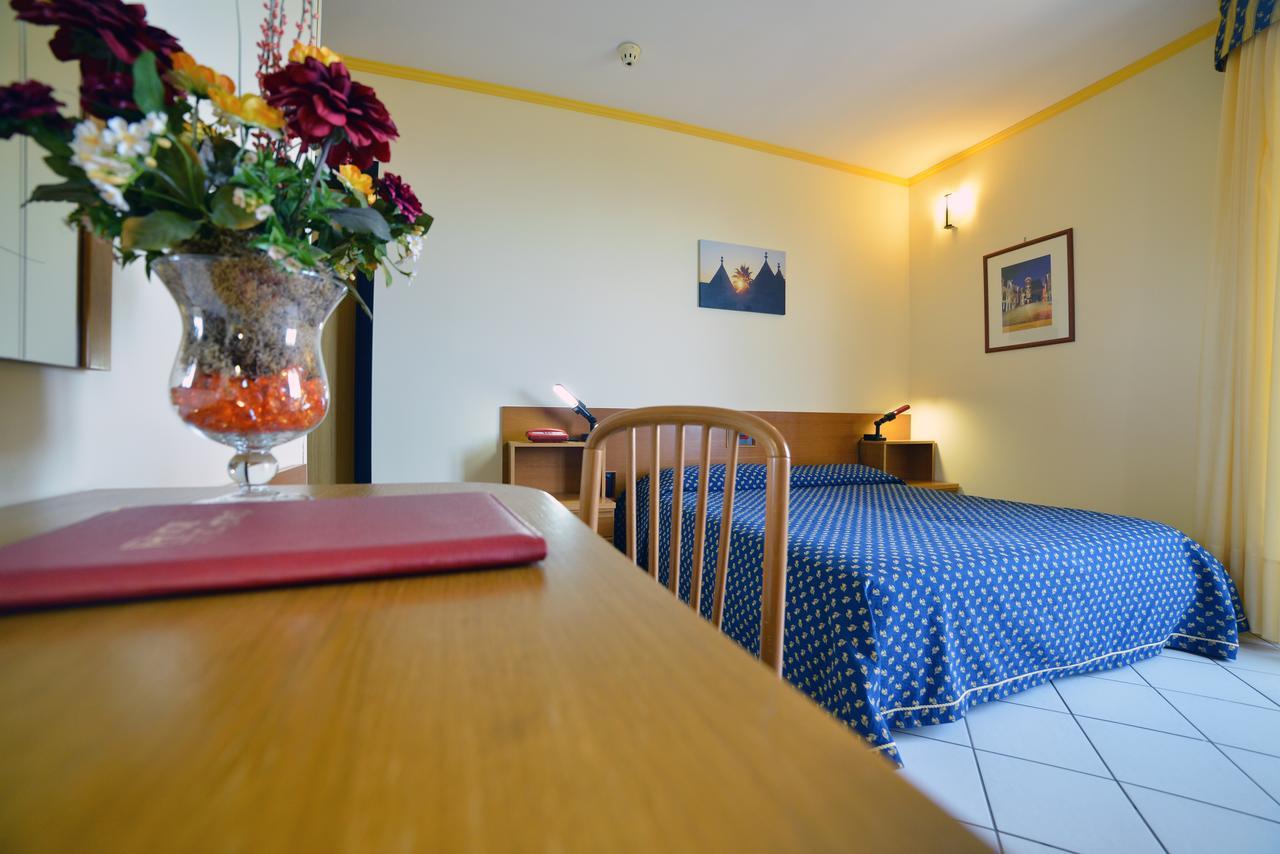Hotel Lo Smeraldo Cisternino Kültér fotó
